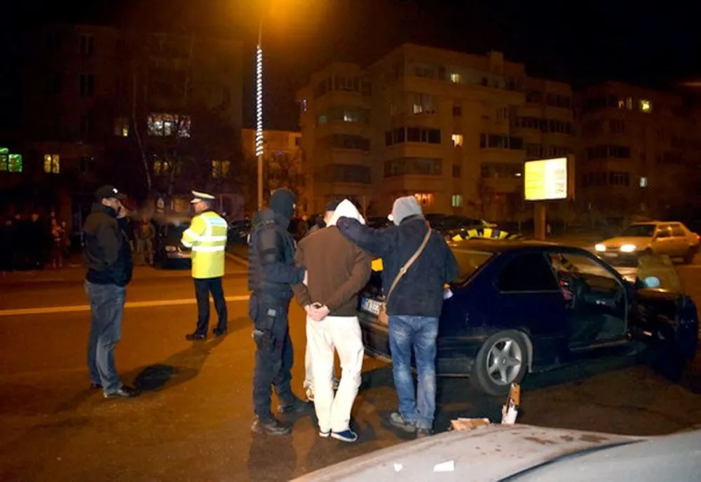 Suspectul împușcat a fost luat din spital de polițiști