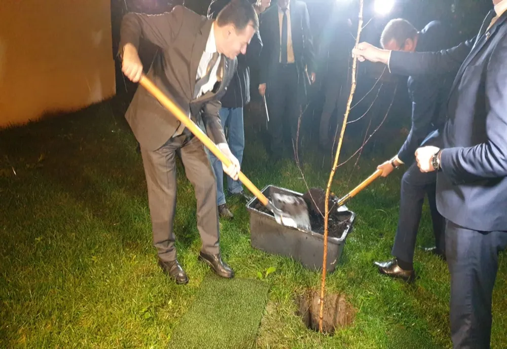 Video+foto! Prim-ministrul și directorul Dacia au plantat împreună un mesteacăn