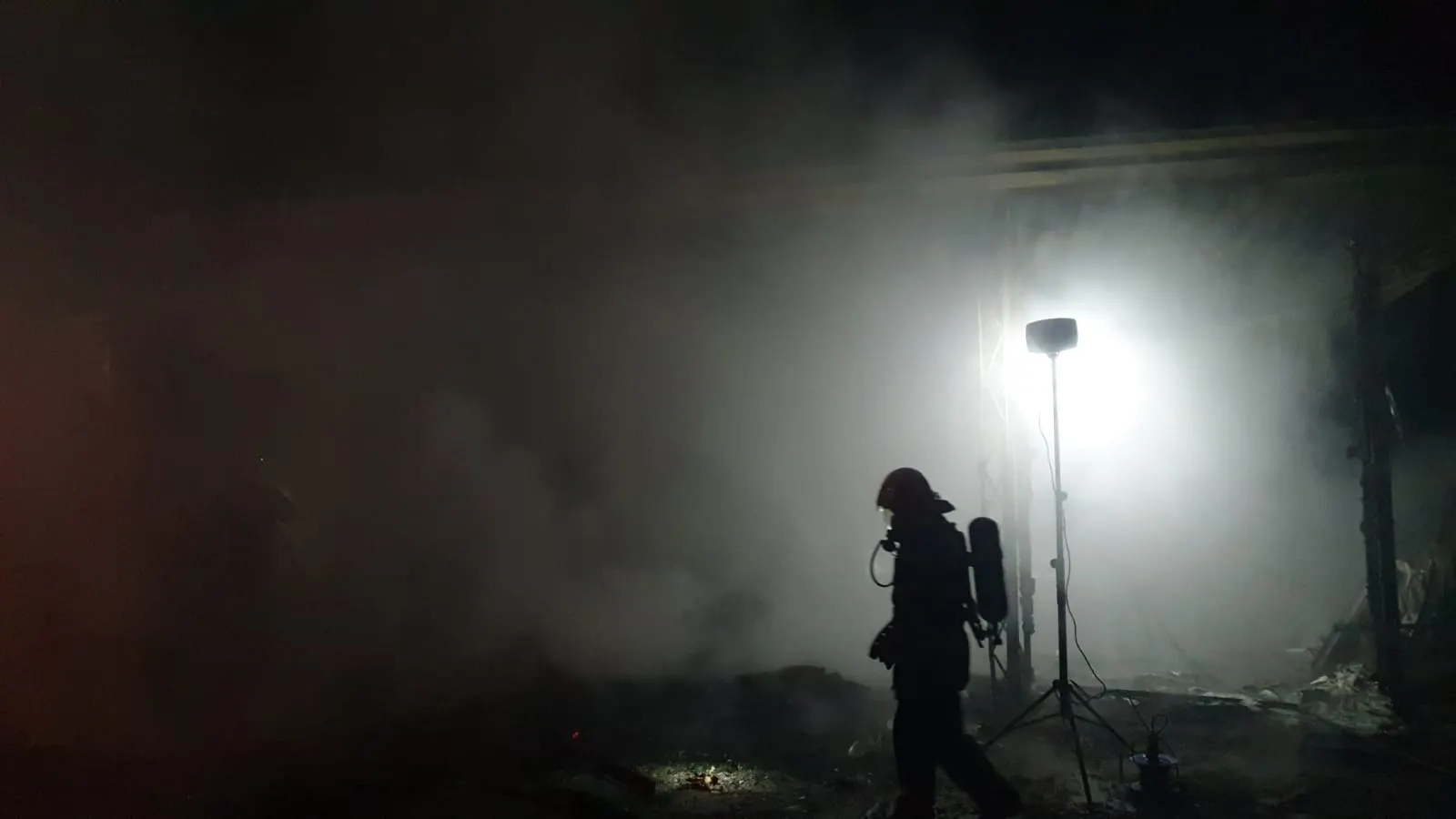 Incendiu puternic la o hală din comuna Căteasca (4)