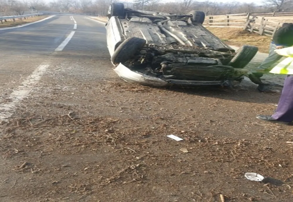 Din cauza vitezei maşina a aterizat pe plafon! 