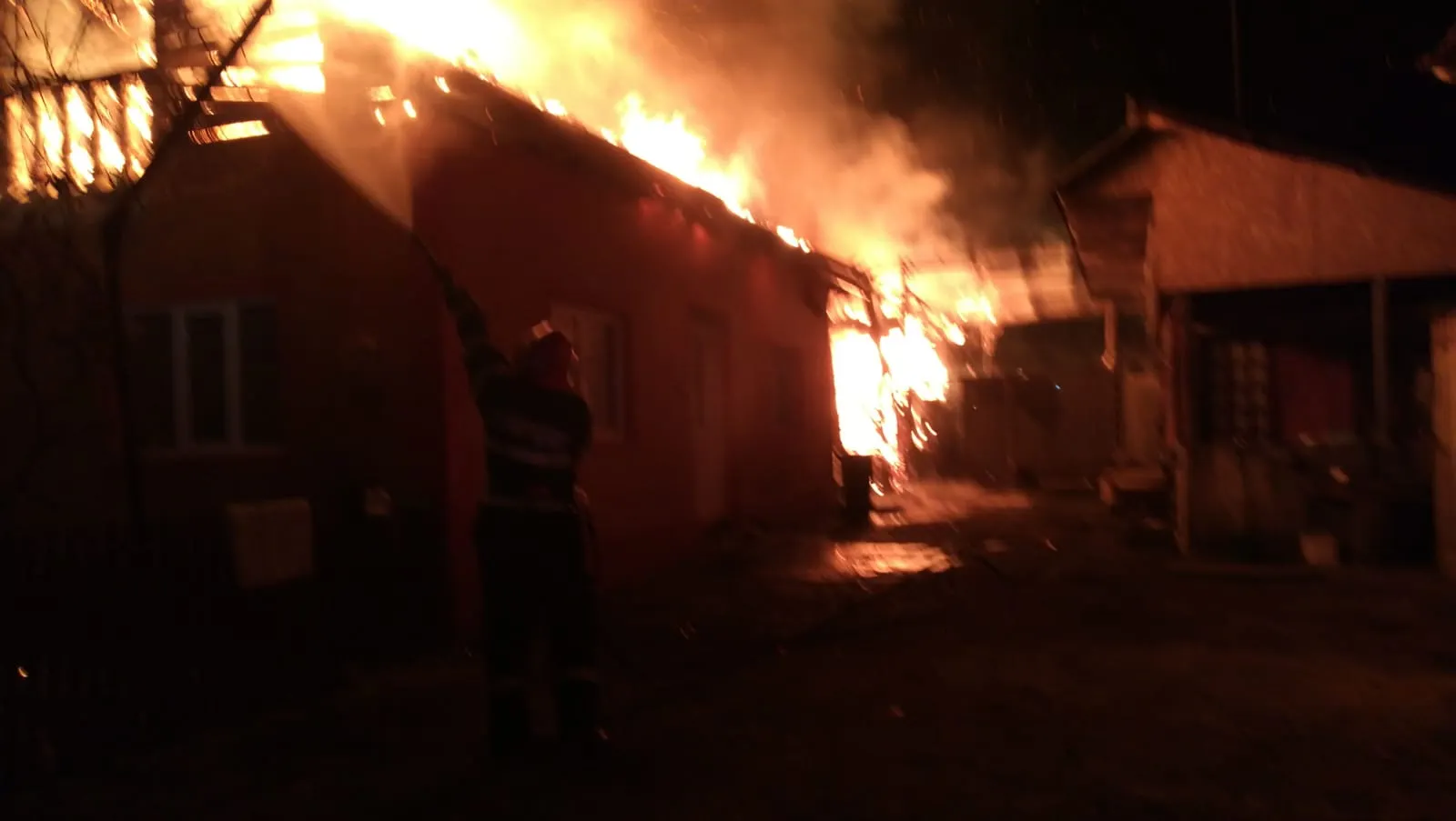 Incendiu de proportii la o casa din Titesti (1)
