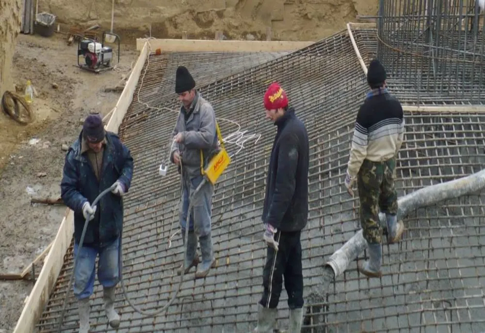 Inspectorii ITM Argeş au depistat 15 muncitori lucrând la negru