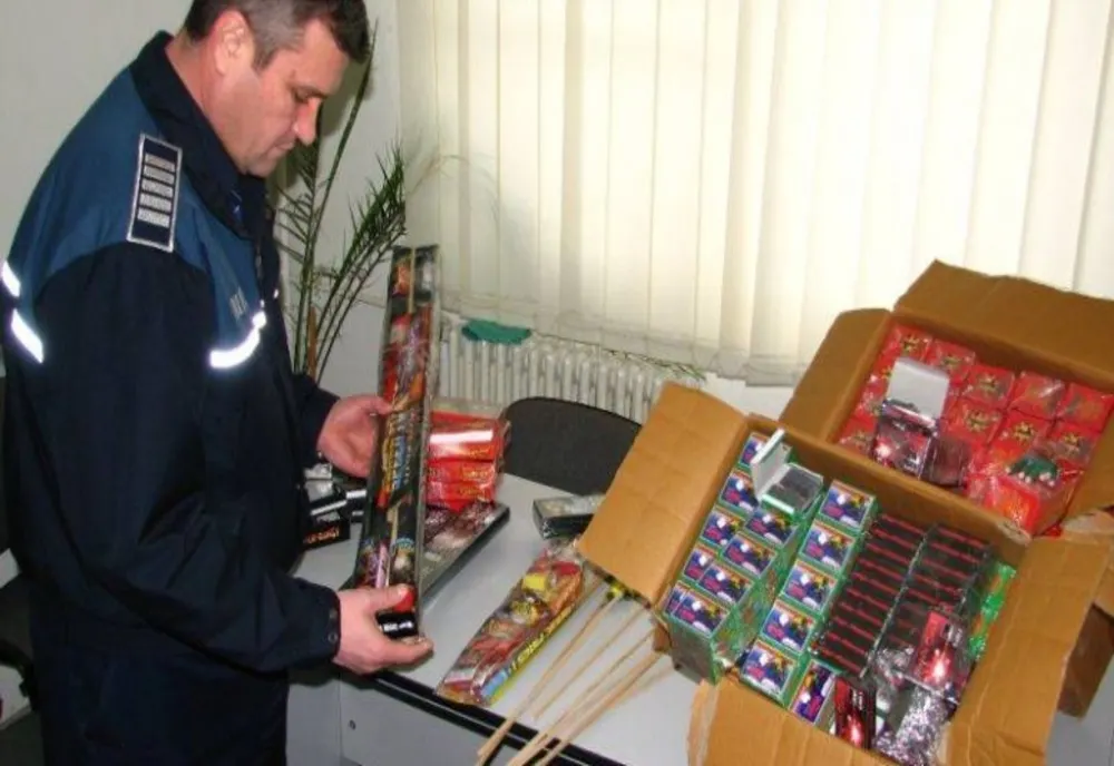 Zeci de doare penale pentru comercializarea de produzse pirotehnice
