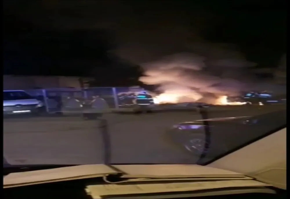 Video-Oamenii străzii au incendiat o mașină dând foc la gunoi