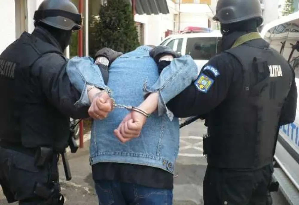 Condamnați după ce au atacat jandarmii la percheziții!