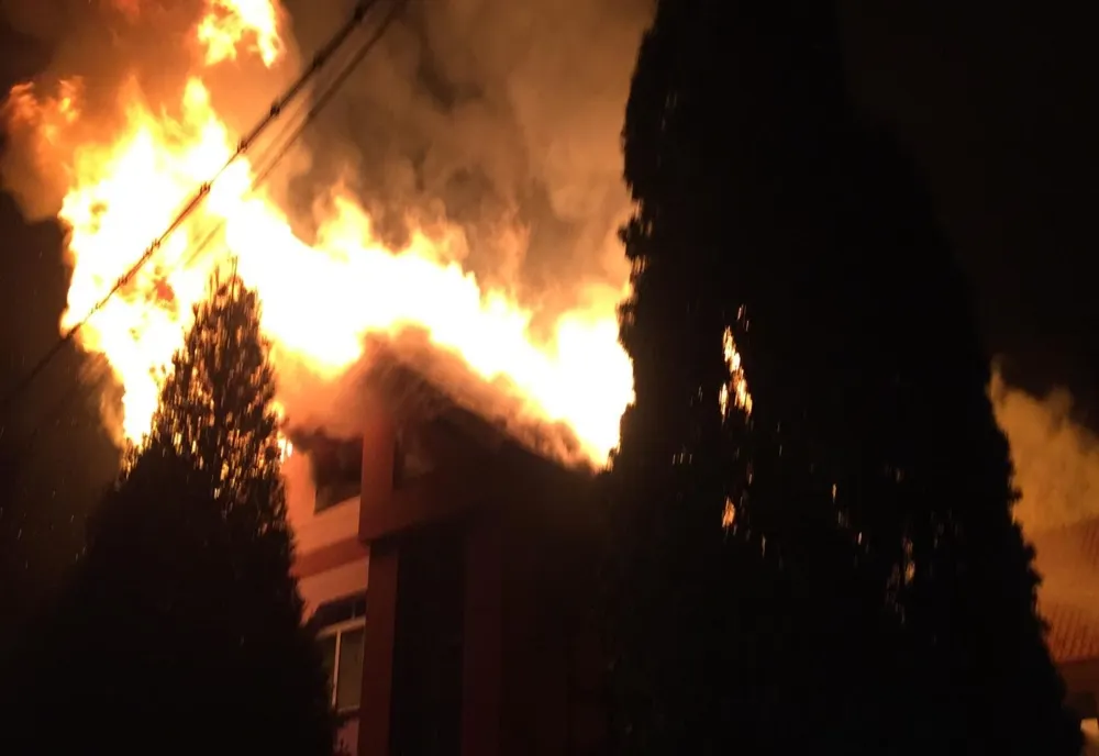 Incendiu violent la o casă cu etaj din Coșești!