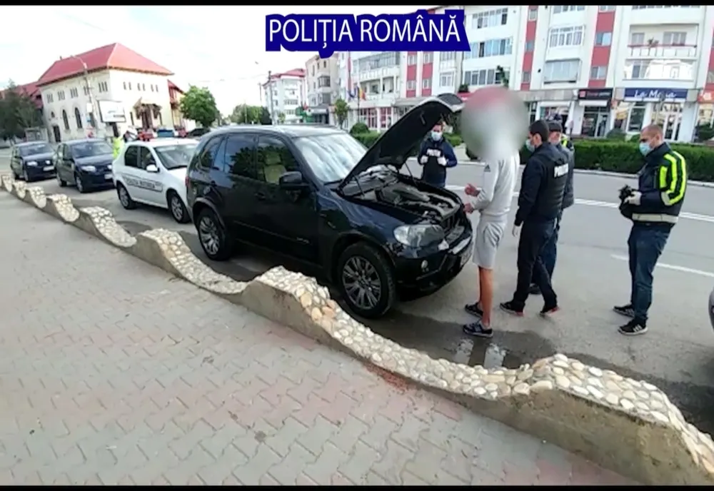 Fiul unui afacerist a făcut live amenințând-și adversarii cu pistolul