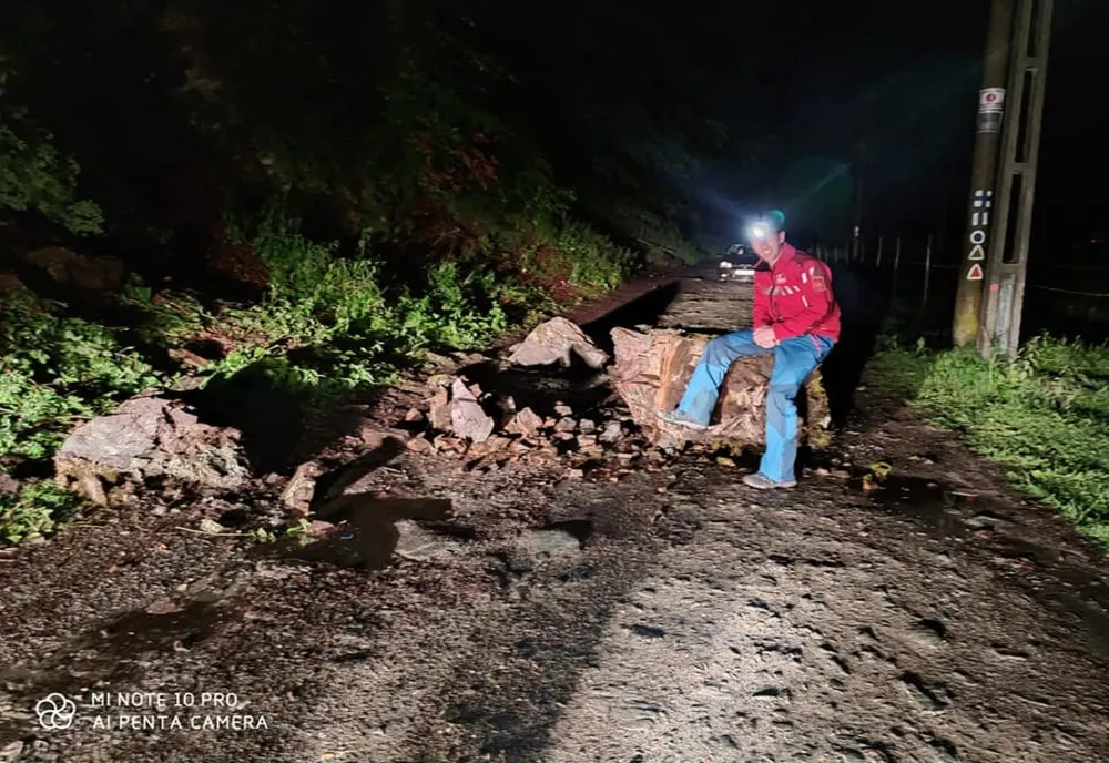 Turiști blocați de bolovani căzuți din cauza ploilor 