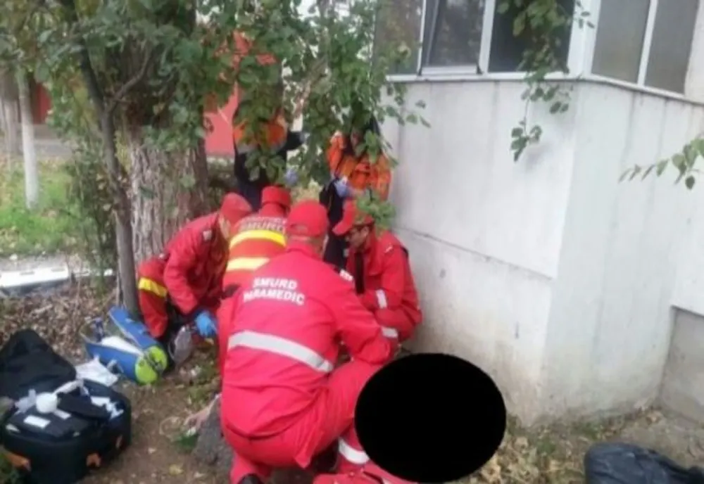 Băieţel de 2 ani, căzut de la etaj, în Piteşti!