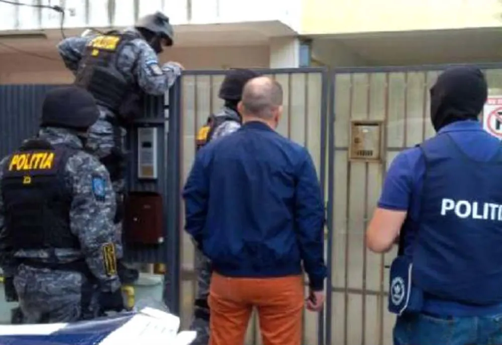 Urmărit naţional încarcerat, după ce a falsificat un cont de Facebook