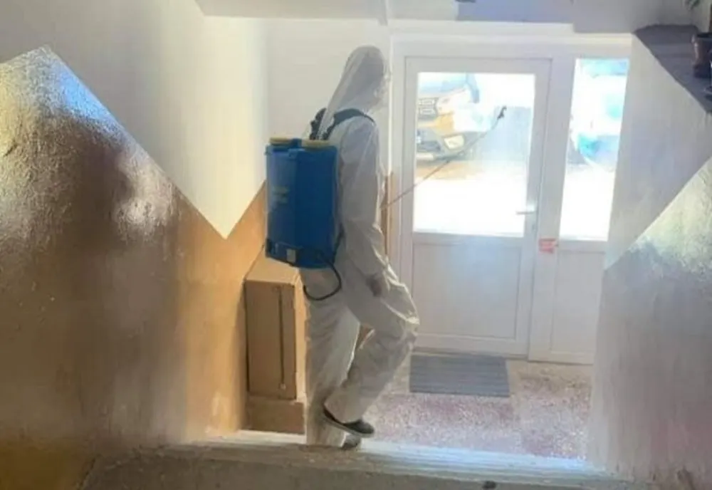 Cetățenii din Topoloveni rugați să rămână în apartamente 