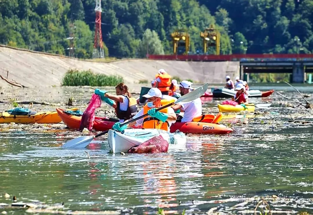 Râul Argeș, acoperit de deșeuri. Ecologiștii fac apel către autorități
