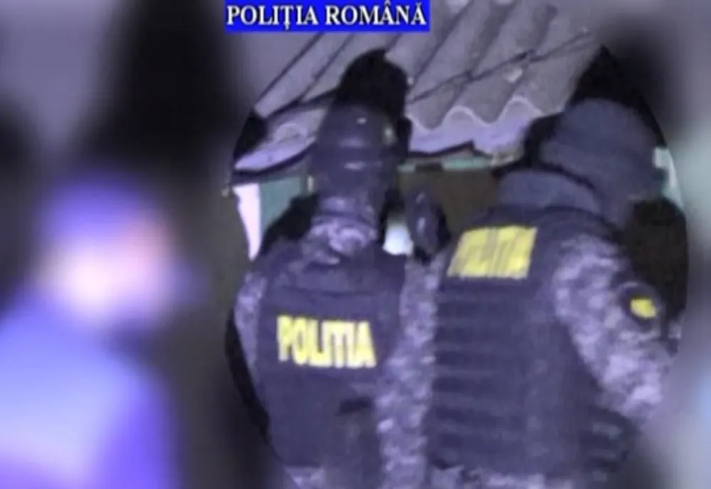 Opt percheziții în Argeș