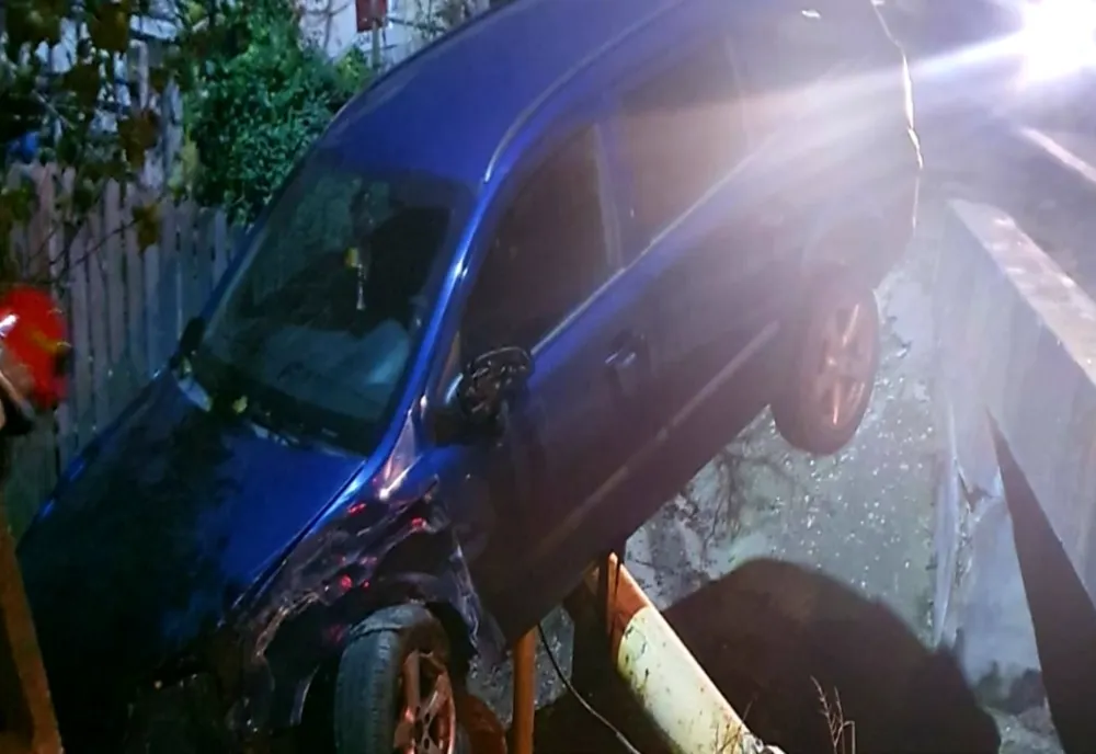 Mașină suspendată pe o conductă de transport gaze