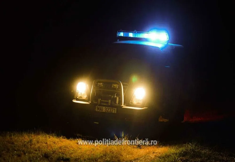 O maşină cu 5 oameni a căzut 12 metri în gol după ce a ratat o curbă periculoasă