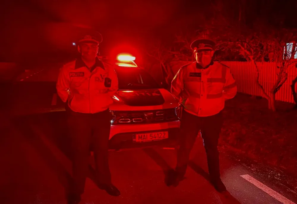 Bătrân blocat într-o locuinţă în flăcări, salvat de poliţişti, în comuna Uda