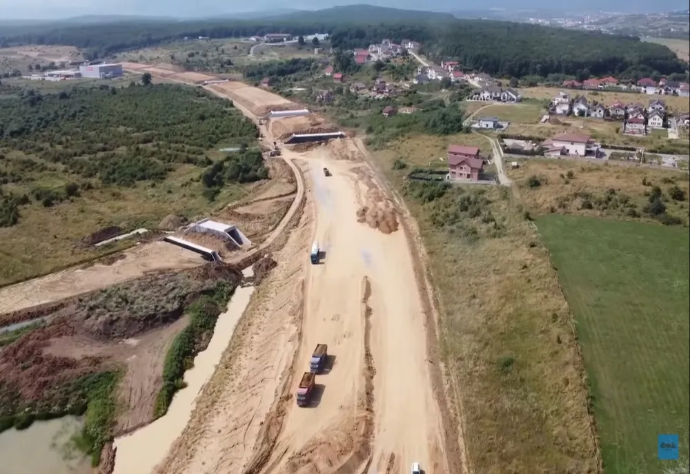 VIDEO. Se asfaltează primul tronson al Autostrăzii Piteşti-Sibiu