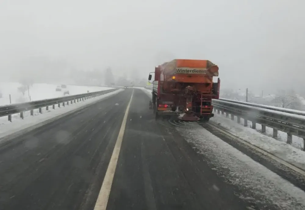 Polei și zăpadă. Șoferii, avertizați cu privire la această situație