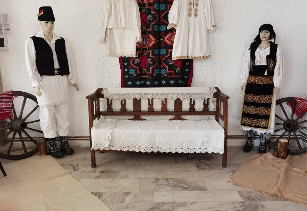 Paradă de costume populare în Mioveni, Argeș