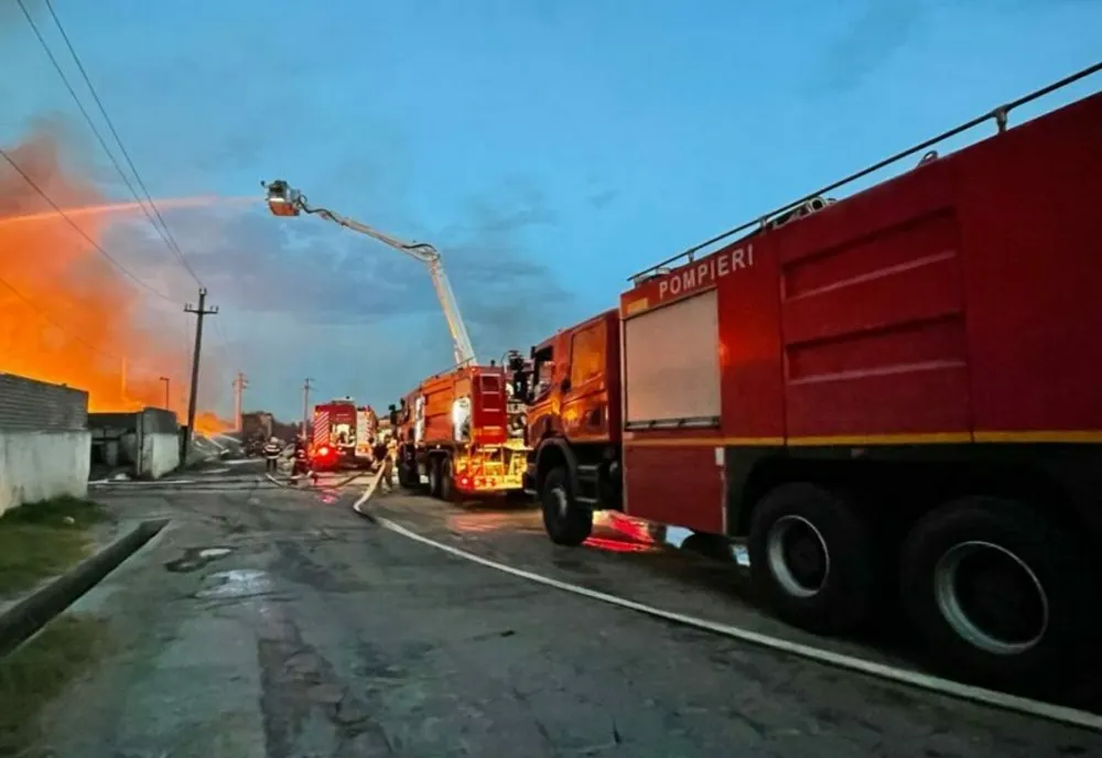 Pompierii s- au luptat toată noaptea cu flăcările în Argeș