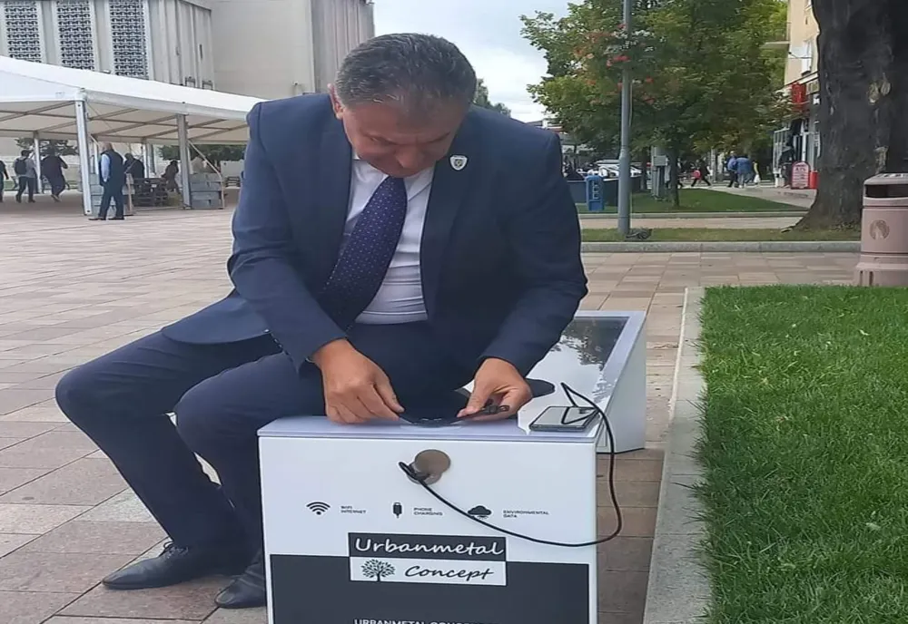 Bancă inteligentă amplasată în Pitești. Primariul și-a încărcat telefonul și ceasul