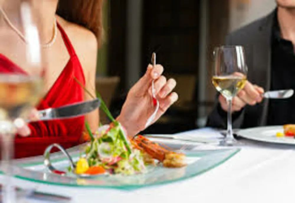Restaurantele, obligate să scrie în meniu VÂRSTA porcului și scorul CALORIC al meniurilor
