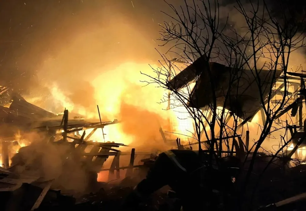 O explozie urmată de incendiu la o locuință din Argeş