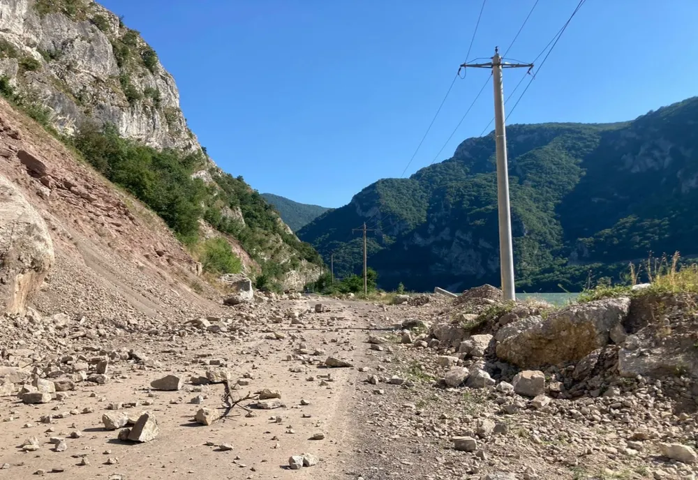 Drumuri blocate în țară la această oră