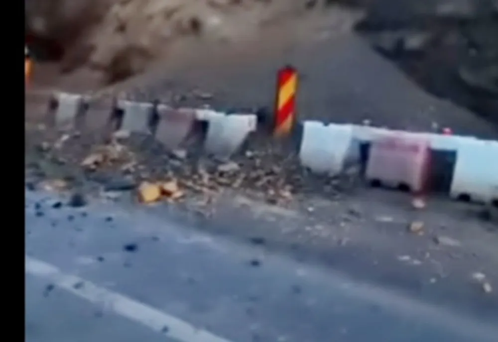 Traficul rutier a fost blocat din nou pe centura oraşului Călimăneşti, Vâlcea
