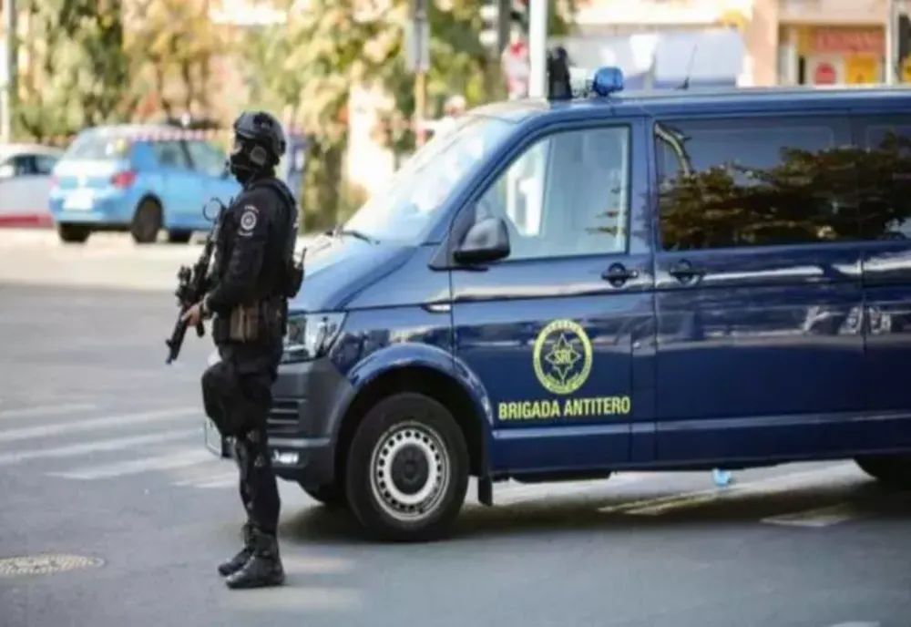 Alertă maximă, în Pitești! Un dispozitiv suspect, descoperit amplasat sub o mașină parcată