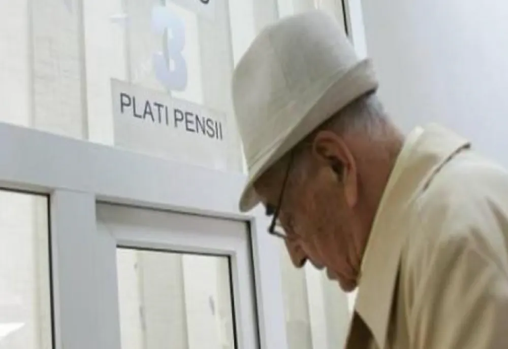 Înșelătorie uriașă: pensionarii, țepuiți de un avocat care le cere bani pentru adeverințe