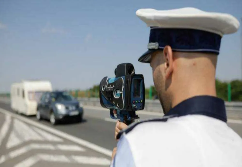 DEPĂȘIRI PERICULOASE PE DRUMURILE DIN ARGEȘ: DOI ȘOFERI AMENDAȚI ȘI FĂRĂ PERMIS DE CONDUCERE