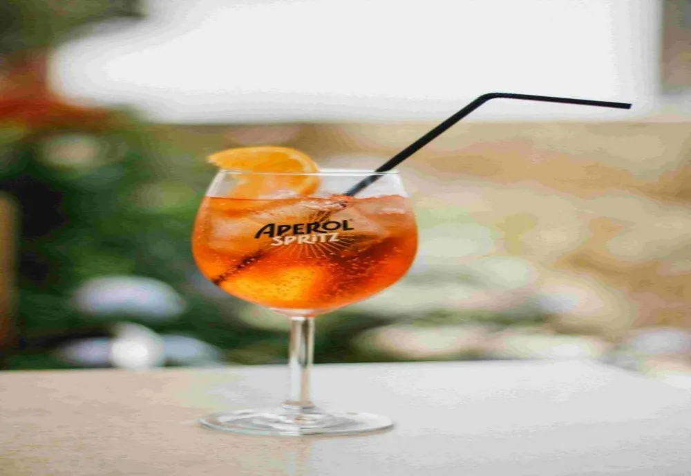 APEROL: ISTORIA ȘI COMBINĂRILE SALE INEDITE DE BĂUTURI