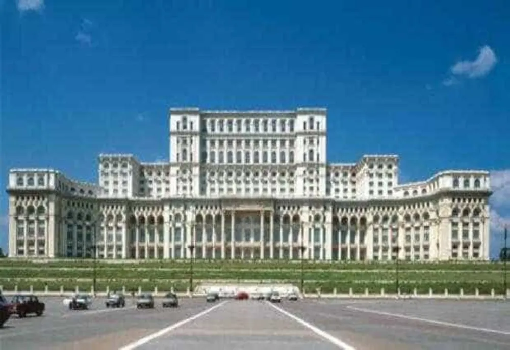 INCIDENT DE SECURITATE LA PALATUL PARLAMENTULUI: ATAC CU BENZINĂ ȘI EVACUARE URGENTĂ