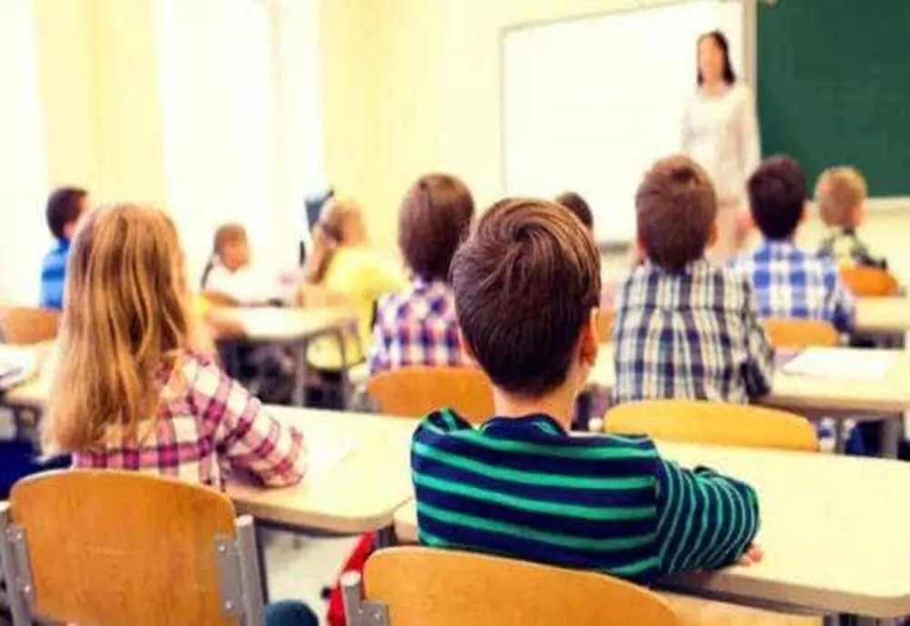 ELEVII SE ÎNTORC LA CURSURI PE 8 IANUARIE
