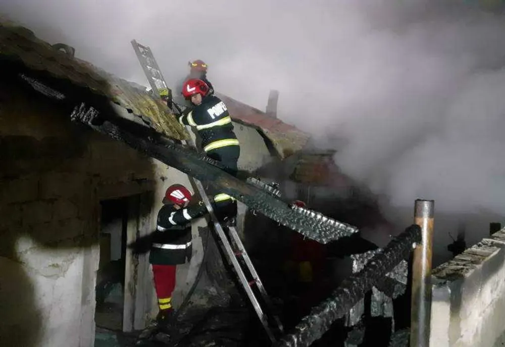 INCENDIU LA DOUĂ LOCUINȚE DINTR-O LOCALITATE REZIDENȚIALĂ