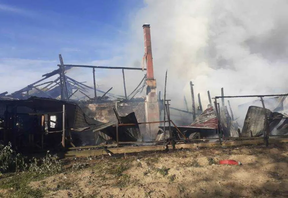 INCENDIU VIOLENT ÎN MIOVENI: Două Locuințe Afectate, Două Persoane Asistate de SMURD