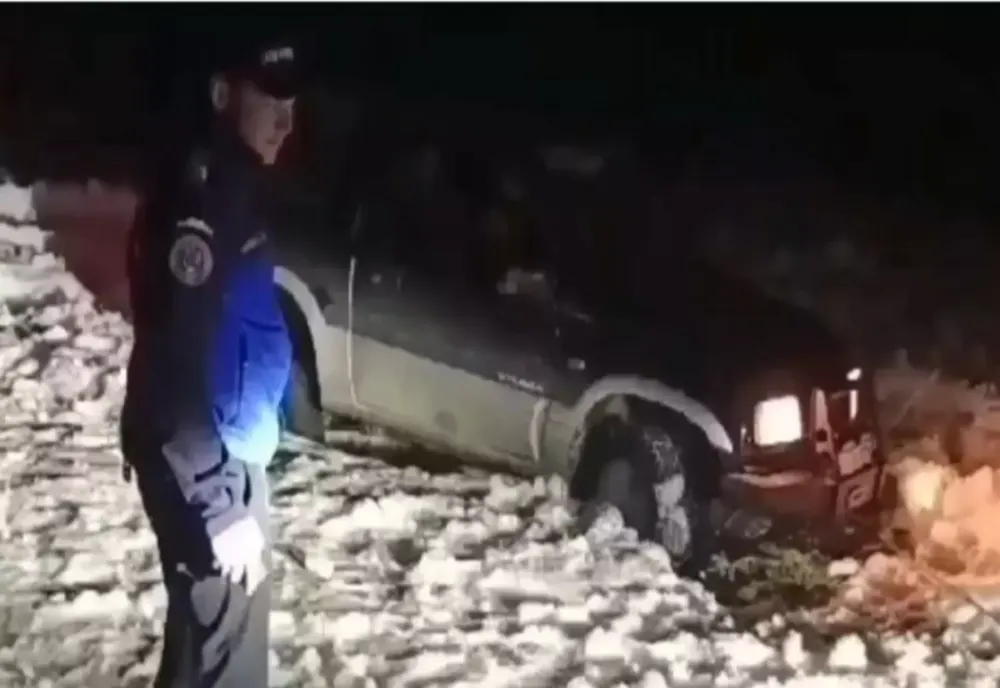 Misiune de salvare în Apuseni: familie cu trei copii, recuperată de jandarmii montani după ce a rămas BLOCATĂ în zăpadă