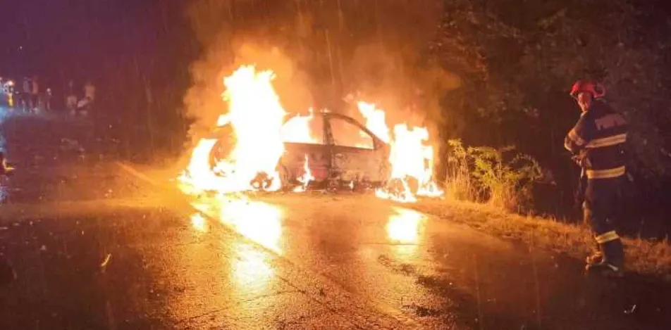 Autoturism în flăcări / Foto: ISU Argeş