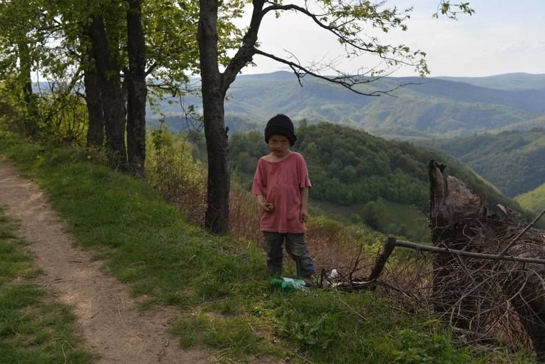 Copilul neglijat de mama a ajuns in grija statului