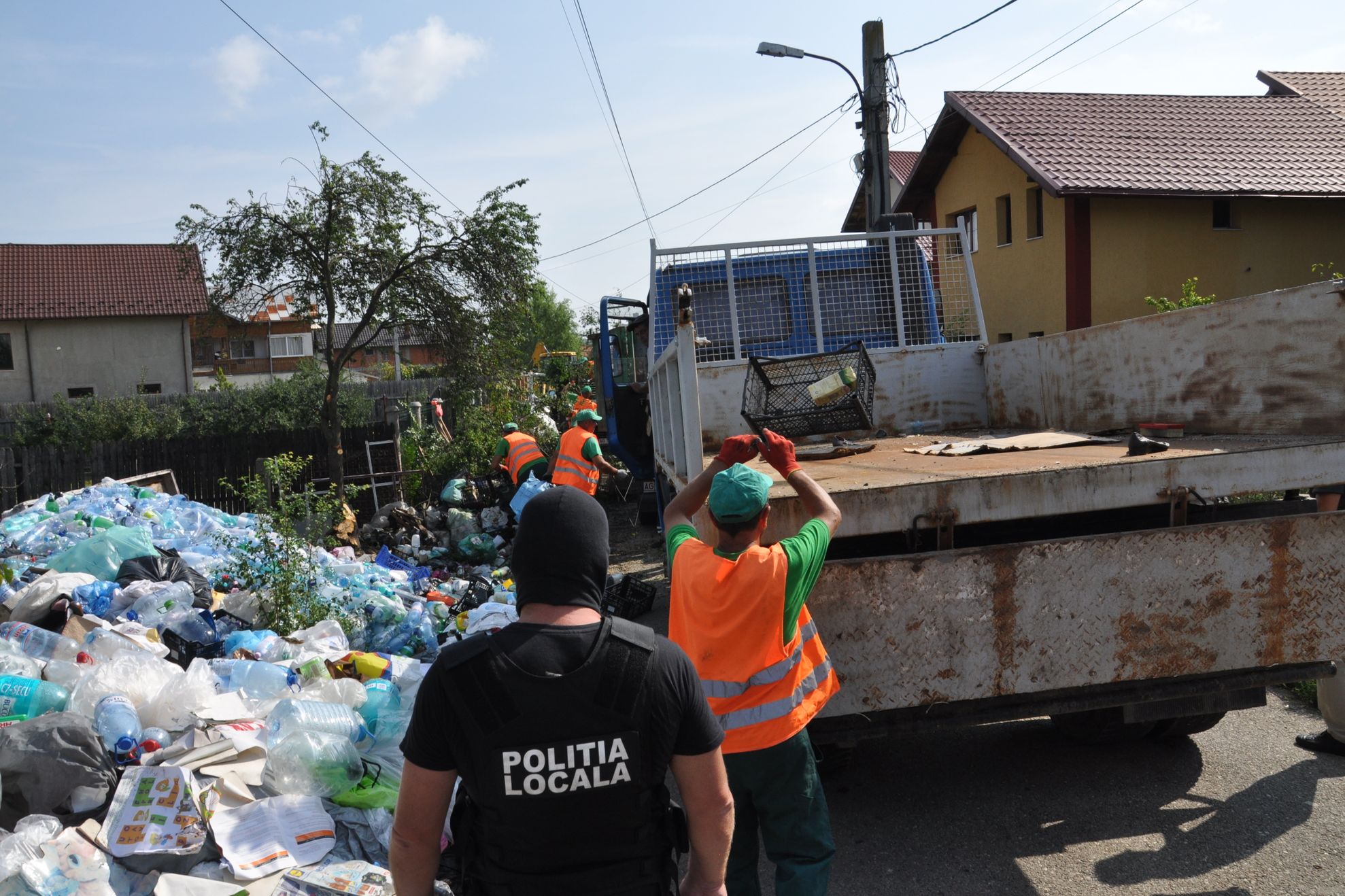 munti de gunoaie ridicati de la Pitesti