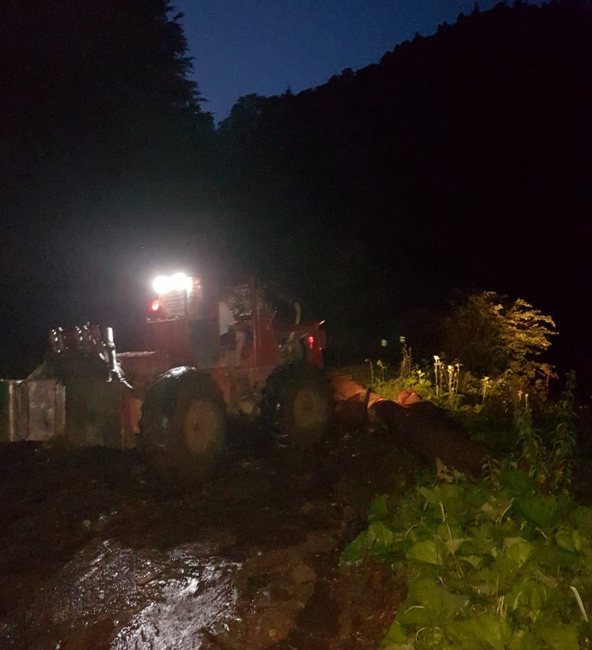 aluviuni îndepărtate, turiști deblcați 4