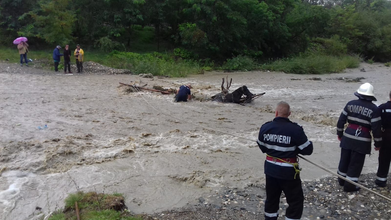 căruță cu 3 persoane prinsă de viitura