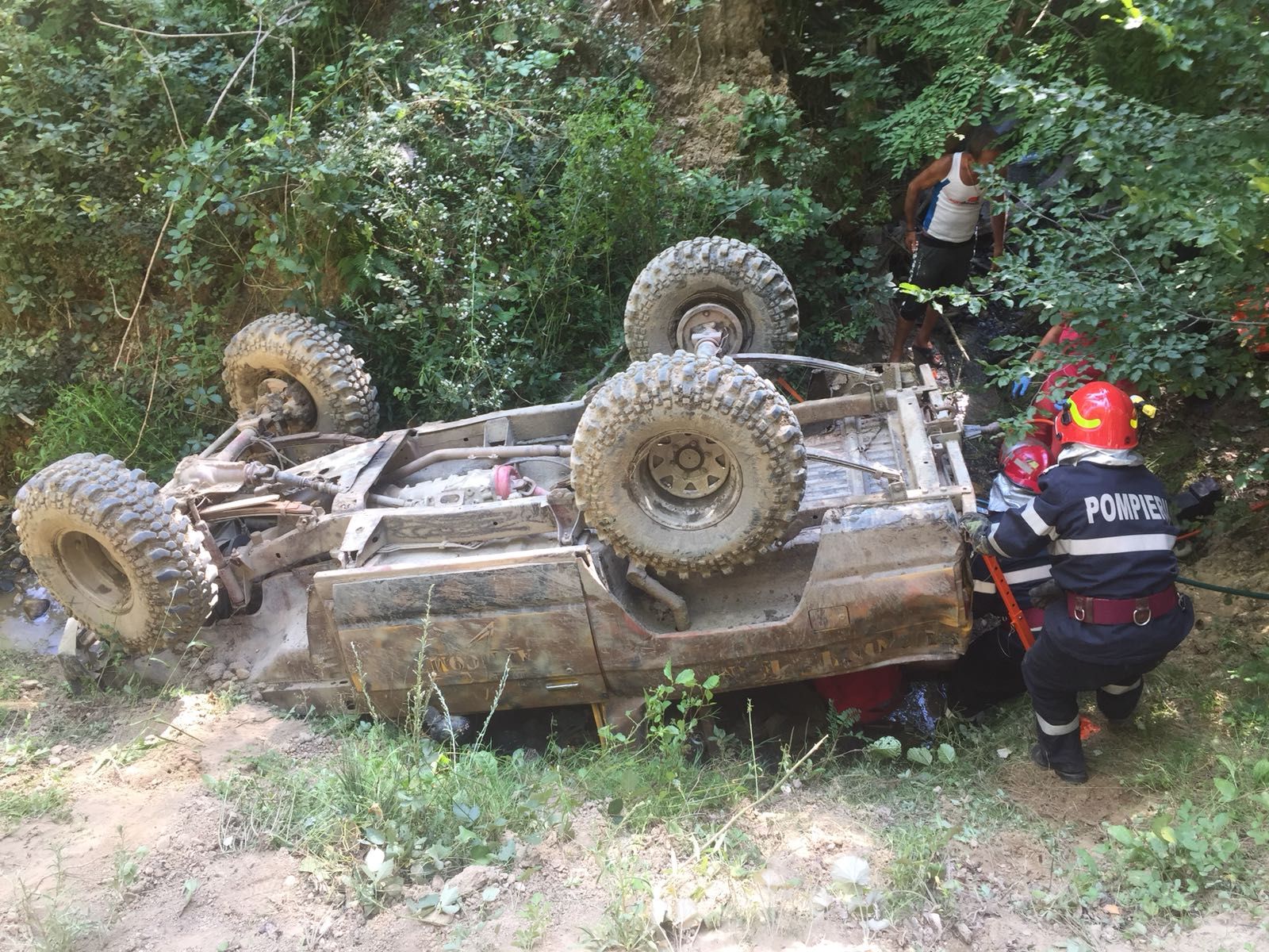 copil captiv in masina rasturnata.1