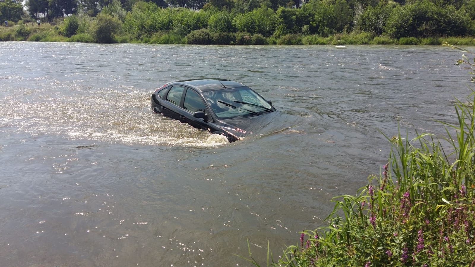 masină luată de apă la Budeasa