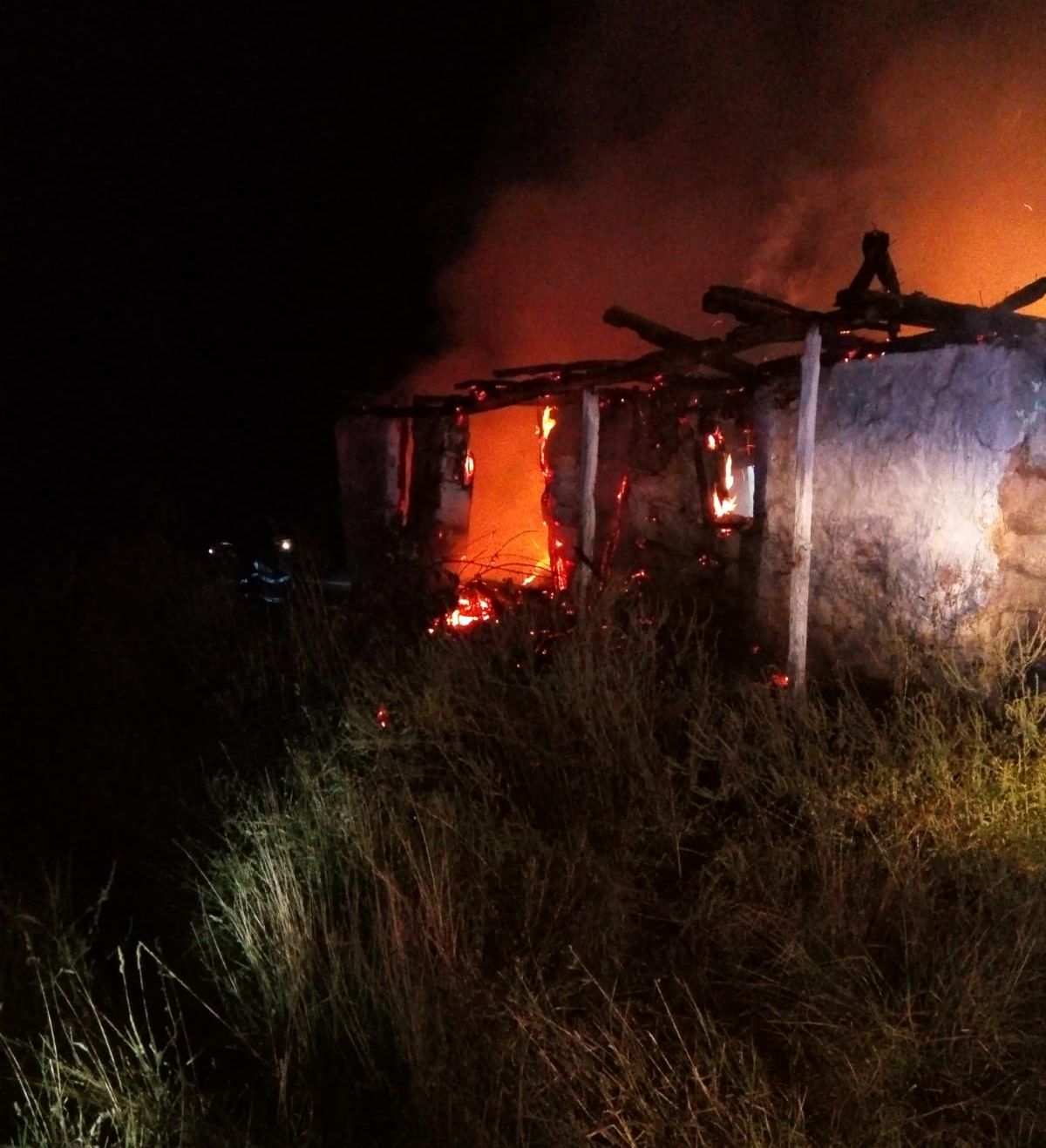 Casa mistuita de foc la Merisani 1