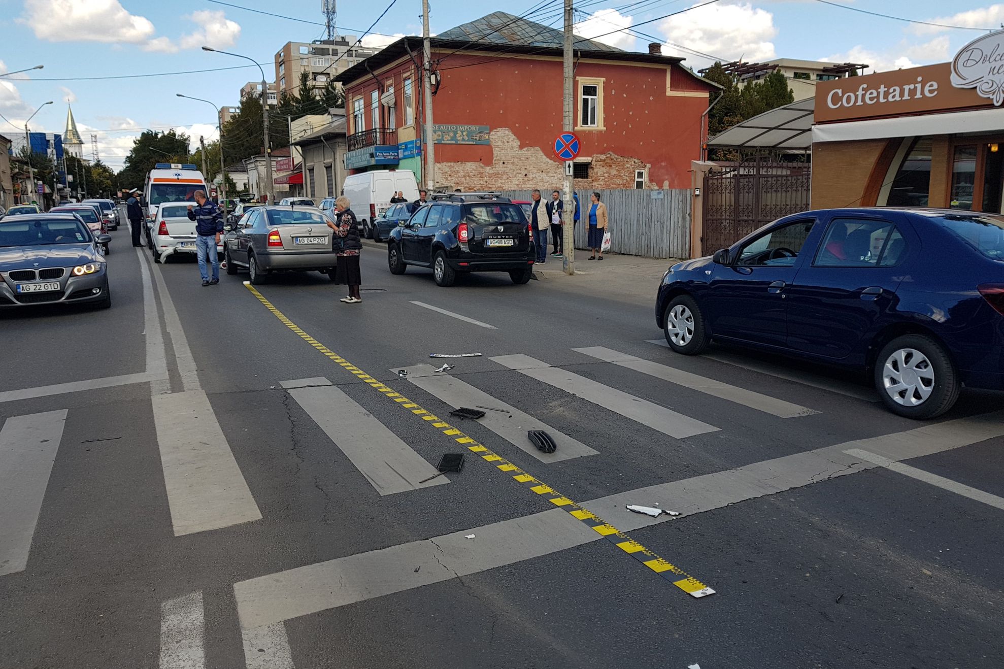 Pietonul a fost lovit de doua masini