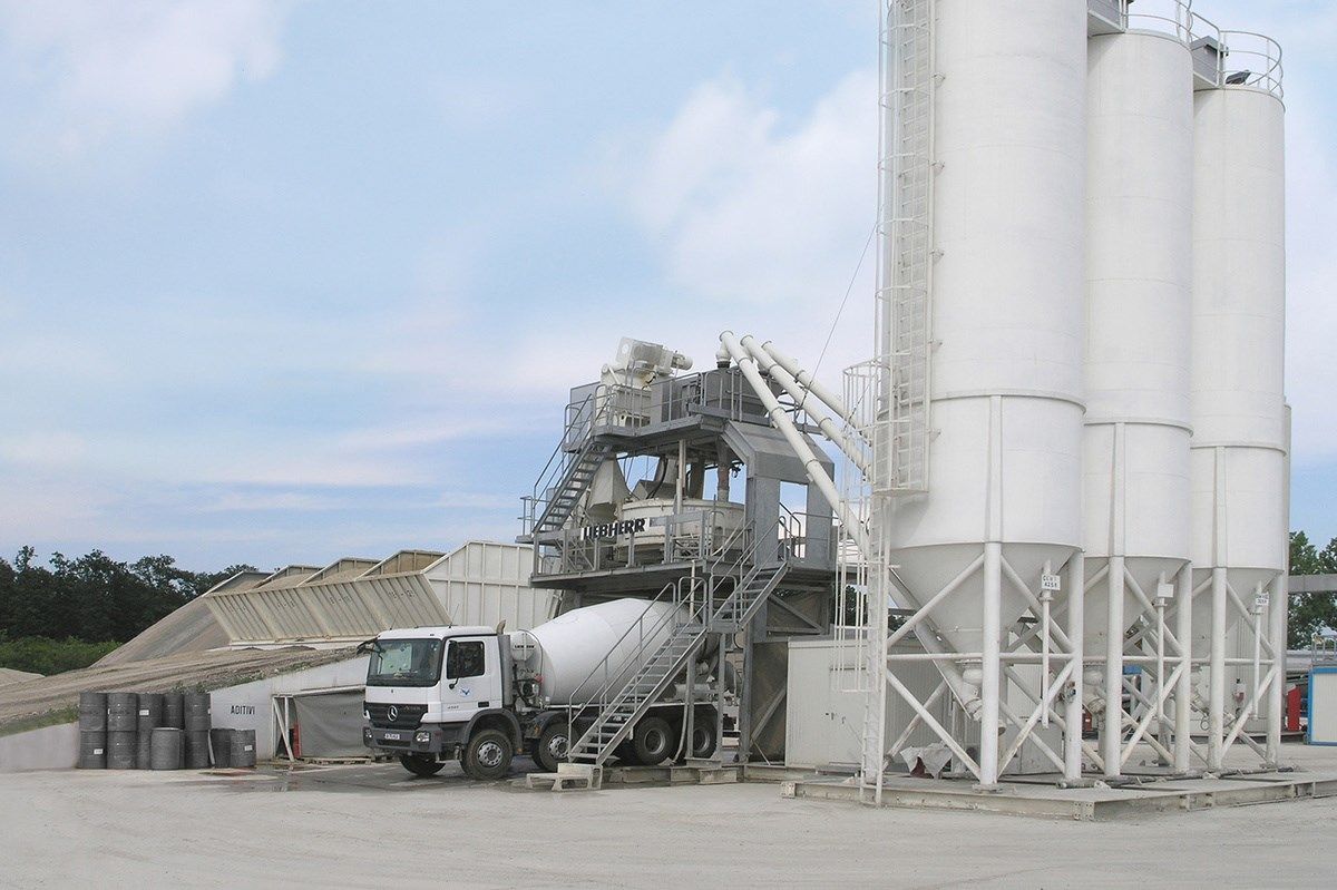 Tanar cazut in cuva in care se prepara betonul