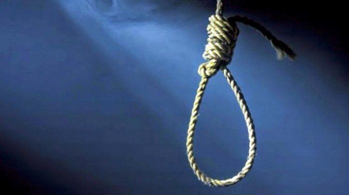 S-a spanzurat de un pom din curtea casei