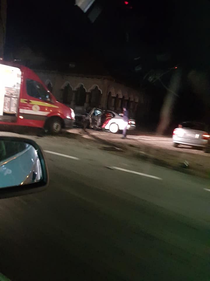 Tanar grav rănit, la Drăganu- prins intre doua TIR-uri